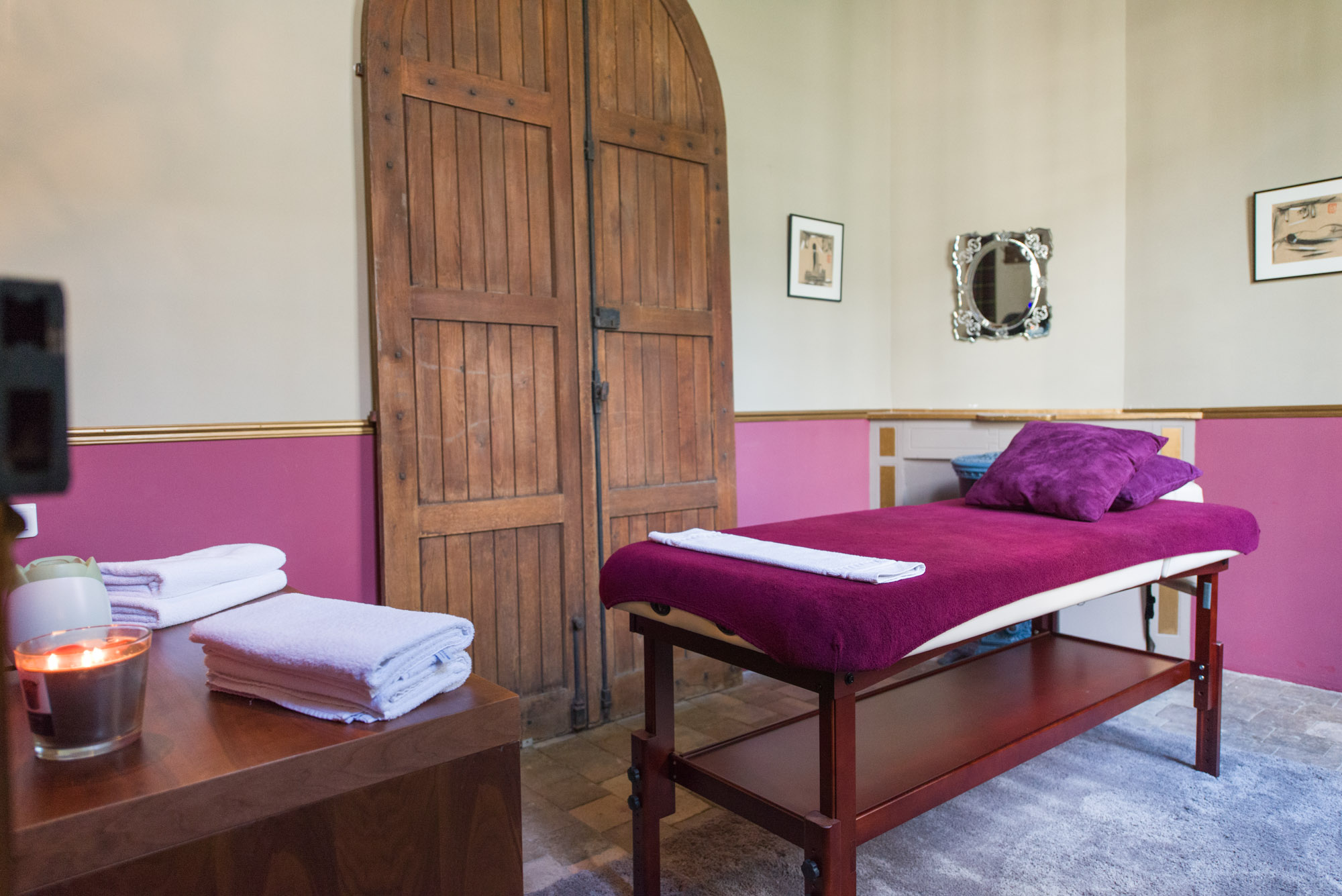 Espace détente avec spa privatif dans le patio fleuri du Patio Saumur