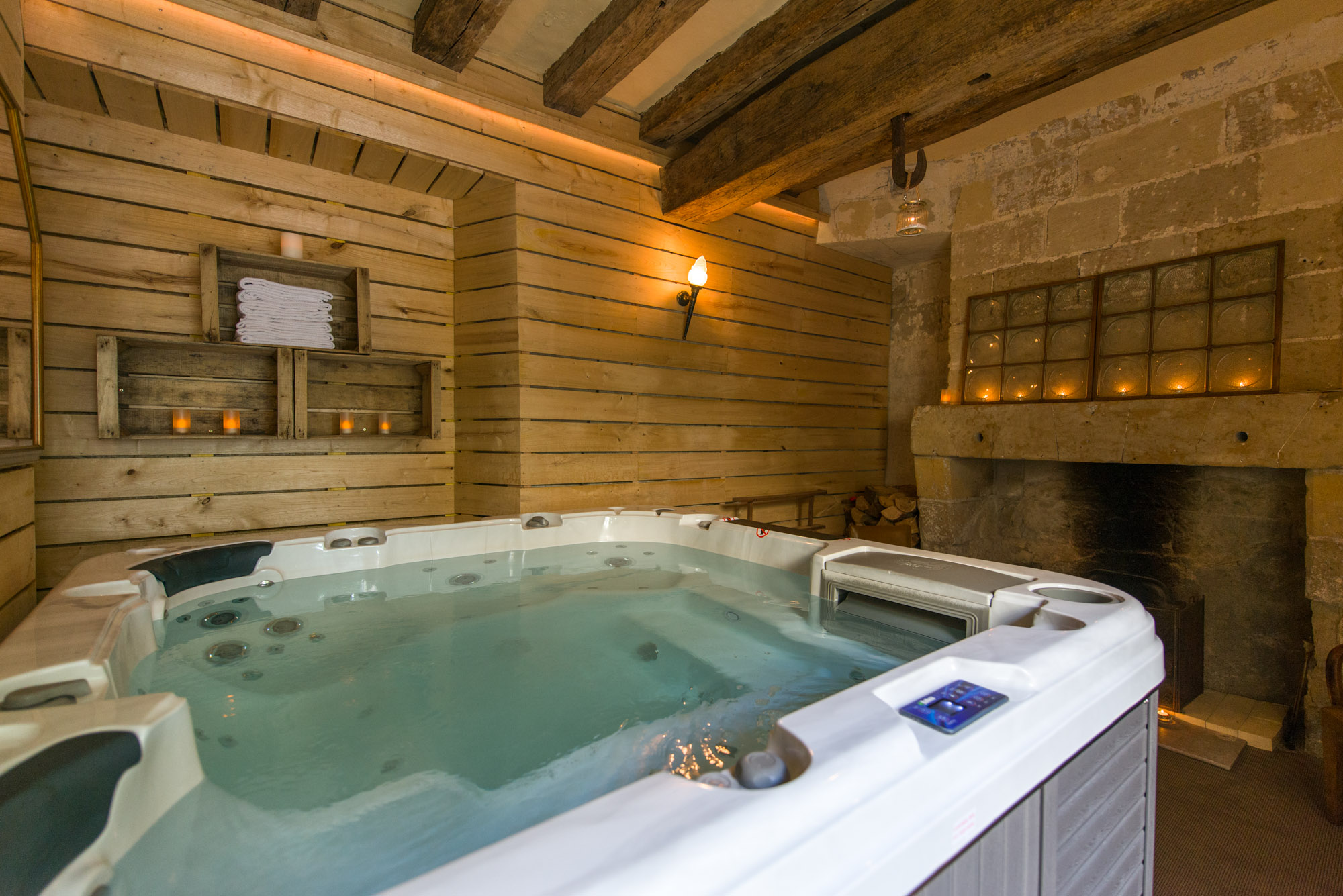 Espace détente avec spa privatif dans le patio fleuri du Patio Saumur